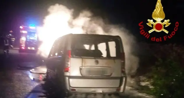 Cannigione. Van in fiamme sulla Strada provinciale 13
