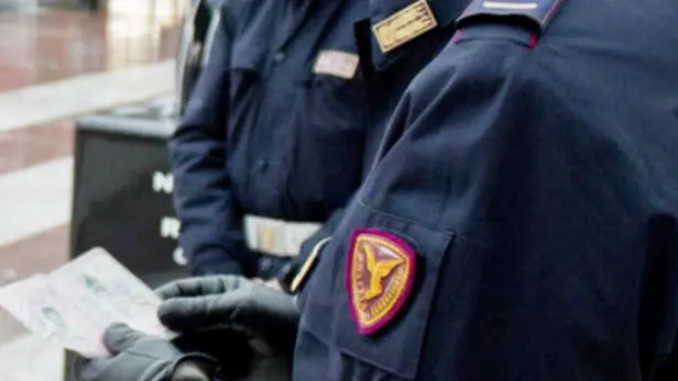 Minaccia il capotreno con un coltello: 20enne fermato a Oristano