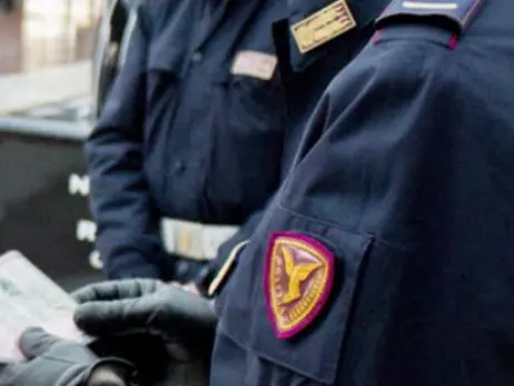 Minaccia il capotreno con un coltello: 20enne fermato a Oristano