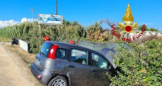 Due auto si scontrano in strada a Santa Teresa, una esce fuori dalla carreggiata