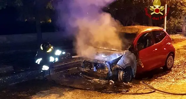 Auto in fiamme nei pressi del cimitero, sul posto i Vigili del Fuoco