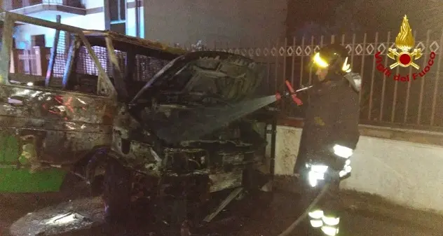 Autofurgone in fiamme a Monserrato, intervengono i Vigili del Fuoco