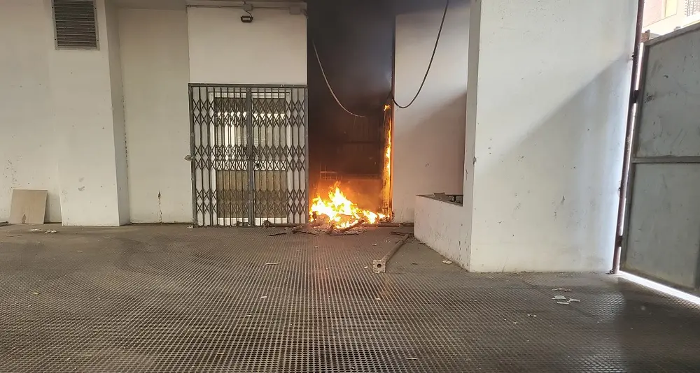 Il giaciglio di un senzatetto in fiamme a Cagliari