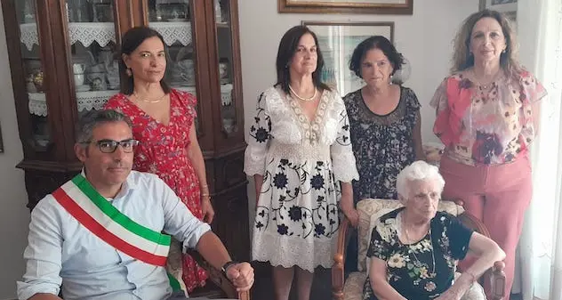 Nuoro festeggia una nuova centenaria, auguri alla maestra Flore