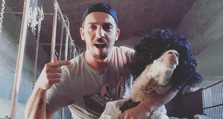 Filomena mascherata da “Samara”, ecco l’ultima perfomance di Andrea Rosas