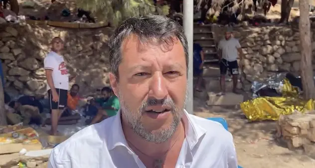 Migranti, blitz di Salvini a Lampedusa