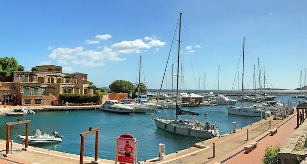 Fiamme in una barca a vela a Portisco, soccorse otto persone