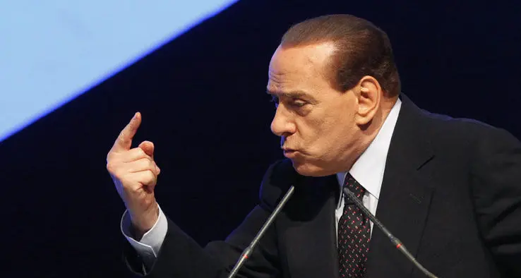 Berlusconi, dopo la condanna, si autosospende da Cavaliere del Lavoro