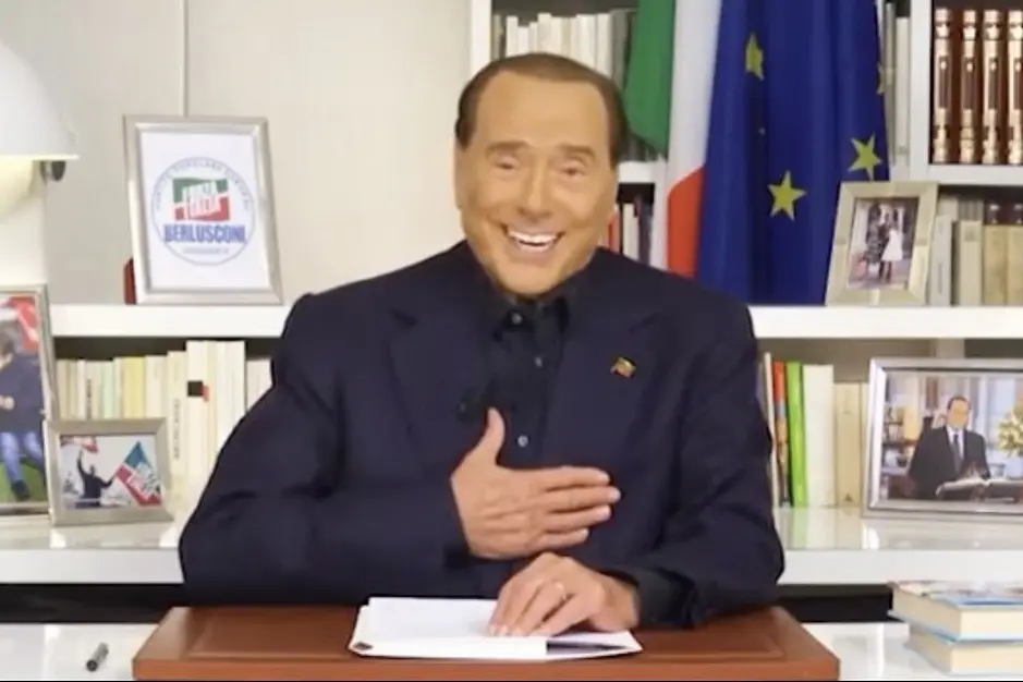 foto IPP da video\\n06-08-2022\\nsilvio berlusconi presidente del partito forza italia inaugura una video rubrica giornaliera dal titolo \\'pillole del programma\\' con la quale spiega ai suoi elettori i punti del programma in vista delle prossime elezioni