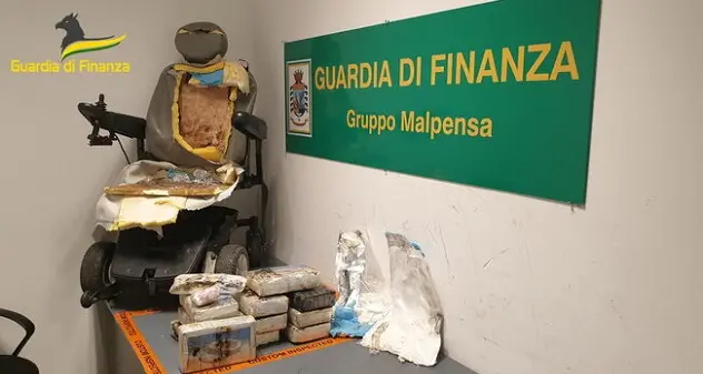 Si finge disabile in aeroporto, ma nascondeva nella carrozzina 13 kg di cocaina