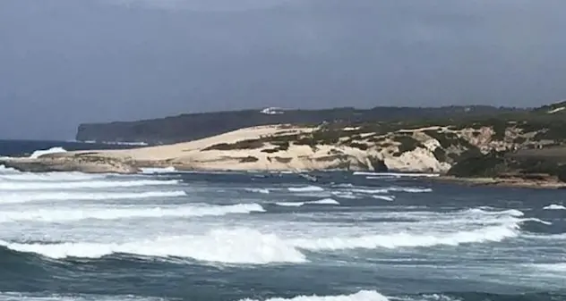 Scatta foto e precipita in mare a s'Archittu: identificato il cadavere