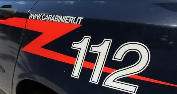 Aggredisce il coinquilino con un tubo metallico mentre dorme: arrestato per tentato omicidio