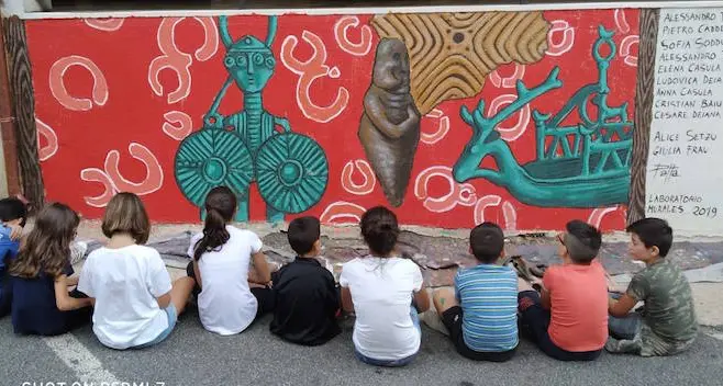 A Teti il primo murale del laboratorio organizzato dalla Comunità Montana Gennargentu-Mandrolisai