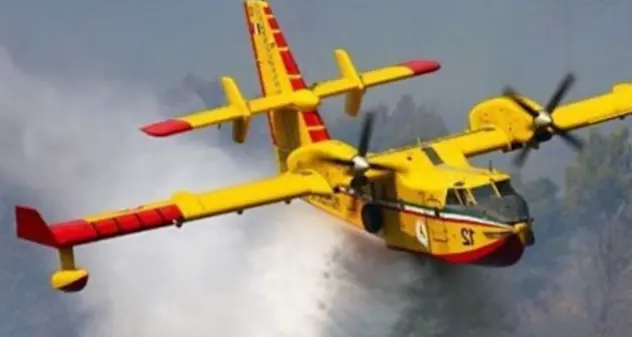 Oggi in Sardegna 11 incendi, intervenuti anche i mezzi aerei del Corpo Forestale e 2 Canadair