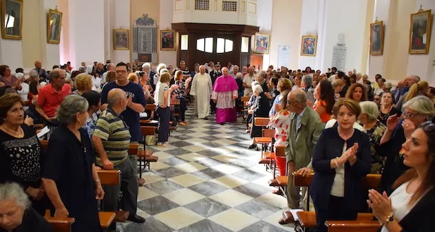 Monsignor Mosè Marcia saluta e ringrazia la comunità nuorese. LE FOTO