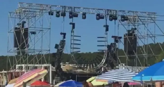 Installato un palco nella spiaggia di Tuerredda: ecologisti in rivolta