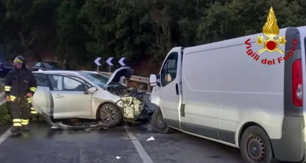 Siniscola. Violento scontro tra due autovetture, turista tedesca incastrata nell’abitacolo