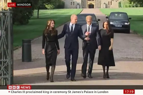 Frame di un video pubblicato sull\\'account Twitter BBC Breaking News - Prince William and Catherine, along with Prince Harry and Meghan, view tributes in their first public appearance together since the passing of the Queen\\nTWITTER/ BBC Breaking News\\n+++ATTENZIONE LA FOTO NON PUO\\' ESSERE PUBBLICATA O RIPRODOTTA SENZA L\\'AUTORIZZAZIONE DELLA FONTE DI ORIGINE CUI SI RINVIA+++ (NPK)