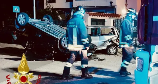 Olbia. Autovettura si scontra con un’auto parcheggiata e si ribalta