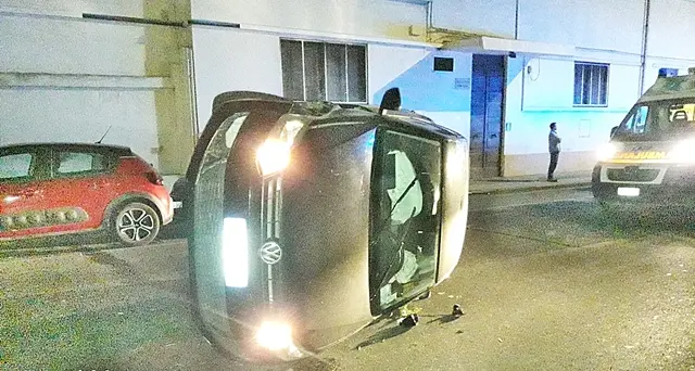 Ubriaca al volante perde il controllo del mezzo e l’auto si ribalta, sul posto la Polizia Municipale