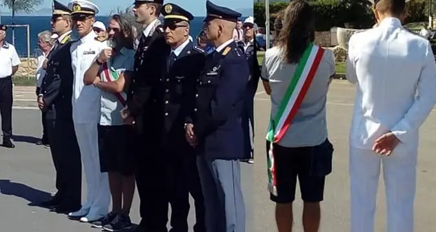 Il sindaco Wheeler in bermuda alla cerimonia di commemorazione dei caduti del Roma