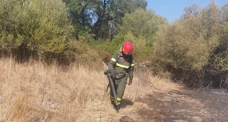 Nove incendi in Sardegna, elicottero in azione a Ittireddu