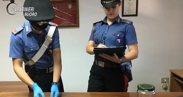 Condannato ai domiciliari continua a spacciare: arrestato 37enne