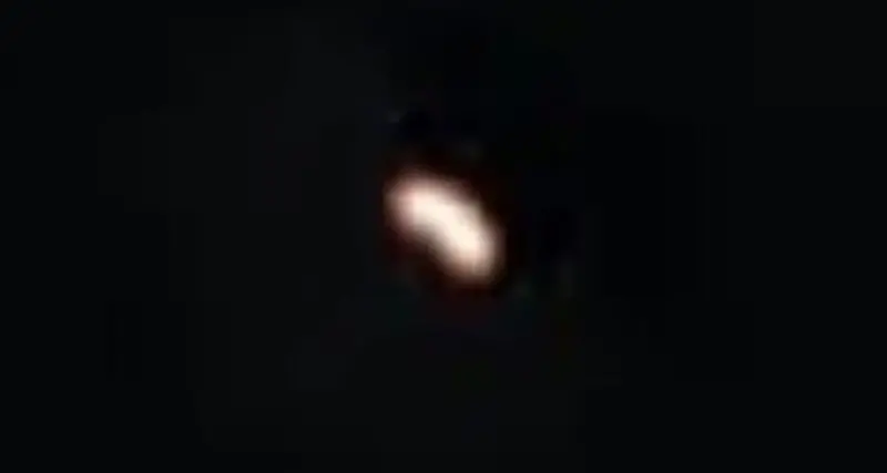 Ufo. Avvistamento a Uta: “Abbiamo notato un oggetto volante di colore arancio molto brillante”