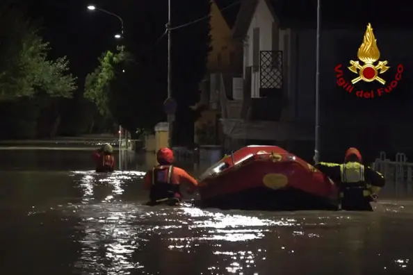 Un fermo immagine tratto da un video dei vigili del fuoco mostra il lavoro a Senigallia (AN), 16 settembre 2022.\\nANSA/VIGILI DEL FUOCO EDITORIAL USE ONLY NO SALES