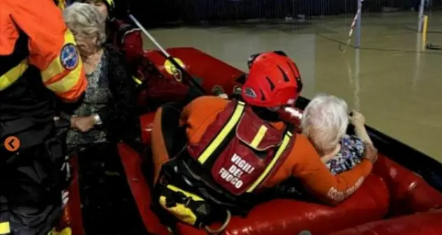 In auto col figlio viene travolta da torrente in piena: morto il bimbo, si salva farmacista di origini sarde