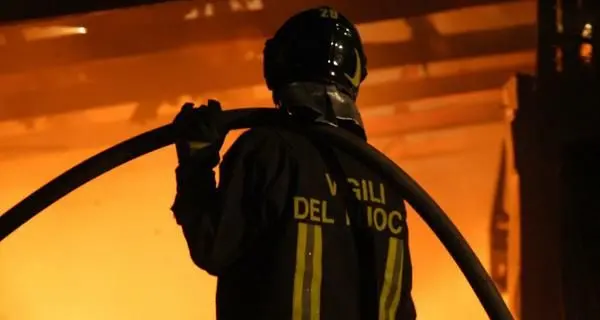 Nuoro. In fiamme il capannone di un maneggio, i cavalli sono stati messi in salvo