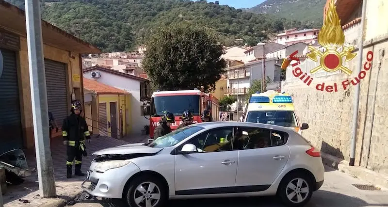 Bono. Auto contro palo della luce: conducente finisce all’ospedale