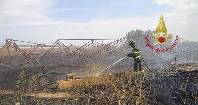 Decimoputzu. Fiamme minacciano aziende e abitazioni: intervengono elicotteri