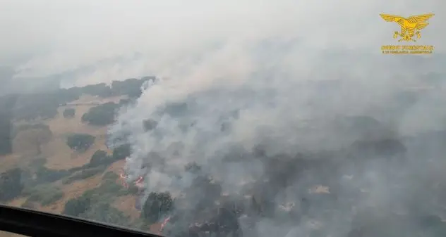 Fiamme a Decimoputzu, in volo due elicotteri