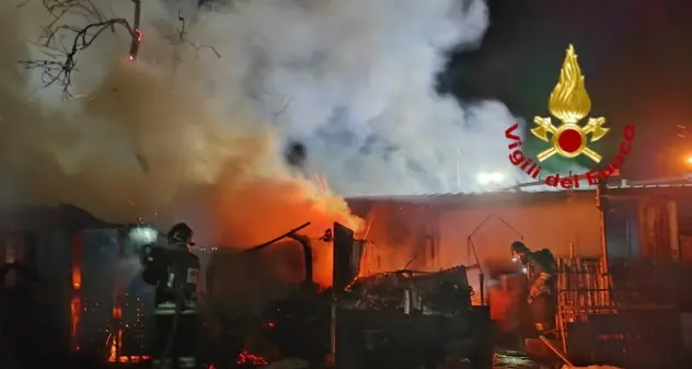 Carbonia. Incendio in via Lubiana: a fuoco un locale adibito a deposito di legname