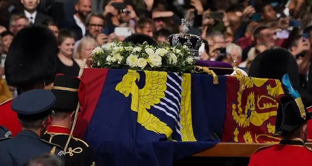 Funerali Regina Elisabetta, il biglietto di Carlo III sulla bara: cosa c'è scritto