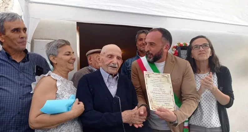 Festa a Mores per i 100 anni di nonno Forico