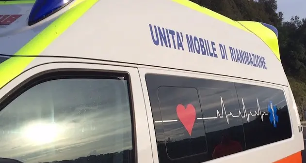 Giacca finisce sotto la ruota della moto: coppia contro guardrail sulla 131 dcn