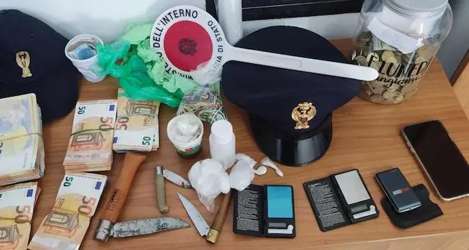 Sassari. Blitz antidroga a casa di un 30enne: sequestrati cocaina e 16mila euro