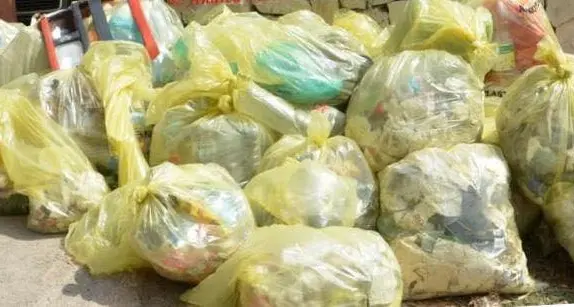 Rifiuti nel litorale di Alghero, volontari in azione contro l’inciviltà