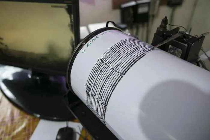 epa06343277 A seismograph is seen at the Mount Agung monitoring station in Karangasem, Bali, Indonesia, 22 November 2017. Volcanology and Geological Disaster Mitigation Centre confirmed the start of eruption of Mount Agung on 21 November 2017 evening, with an ash cloud rising 700 meters above the summit.  EPA/MADE NAGI