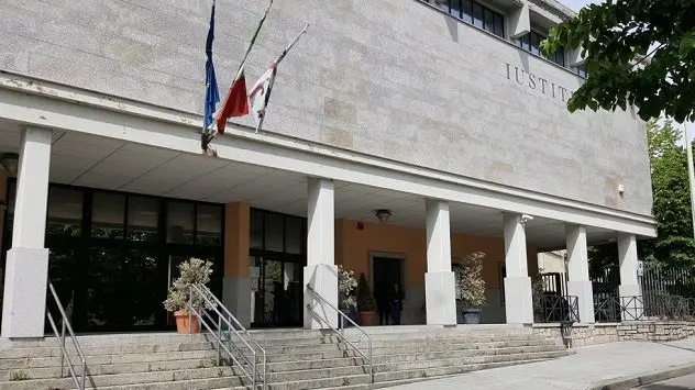 Crollo al Tribunale di Tempio Pausania: evacuazione e messa in sicurezza