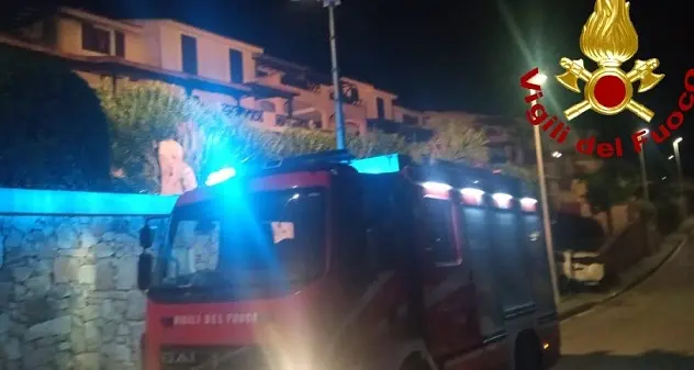 Palau. Fiamme nella veranda di un residence: Vigili de Fuoco evitano il peggio