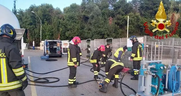 Fuoriuscita di GPL da serbatoio di un distributore sulla 131, intervengono i Vigili del Fuoco