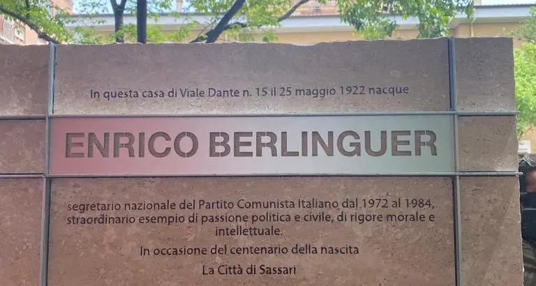 Sassari. Divelta e gettata la targa in ricordo di Berlinguer