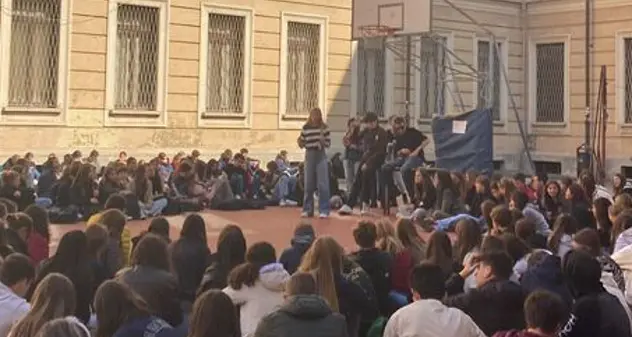 Studenti protestano contro la vittoria del centrodestra e occupano il liceo Manzoni di Milano