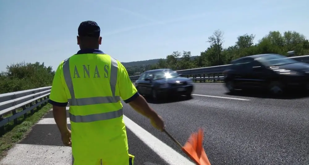 Auto su spartitraffico, 131 chiusa e poi riaperta a Uras in direzione nord