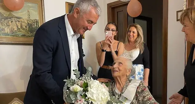 Alghero festeggia una nuova centenaria: auguri alla signora Cristina