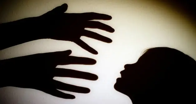 Calci, pugni e schiaffi a bimba di 8 mesi: compagno nella madre accusato di tentato infanticidio
