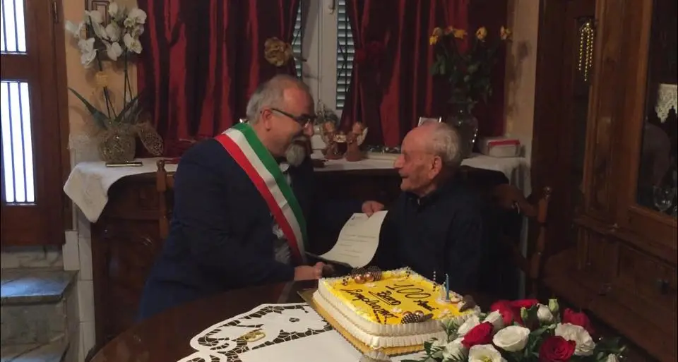 Ozieri festeggia i cento anni di zio Agostino Meloni